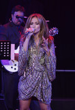 JenniferLopez_2010_06_15_FourSeasonsofHopeGala_Performance_002.jpg