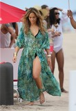 LIVEITUPJLO_2811129.jpg