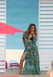 LIVEITUPJLO_2811729.jpg