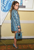 jlo_idolphotocall03A_281429.jpg