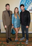 jlo_idolphotocall03A_281629.jpg
