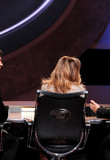 jlofinaleidol_show1_281029.jpg