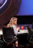 jlofinaleidol_show1_281229.jpg